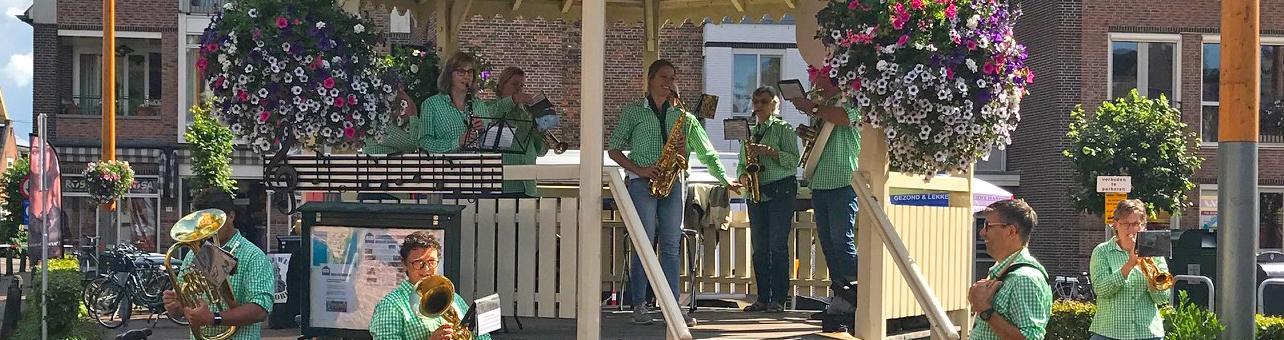 Fuikenlichters in de Muziektent